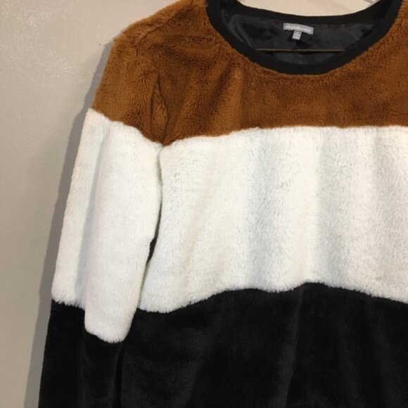 Charlotte Russe Pullover Sweatshirt - Picture 2 of 4